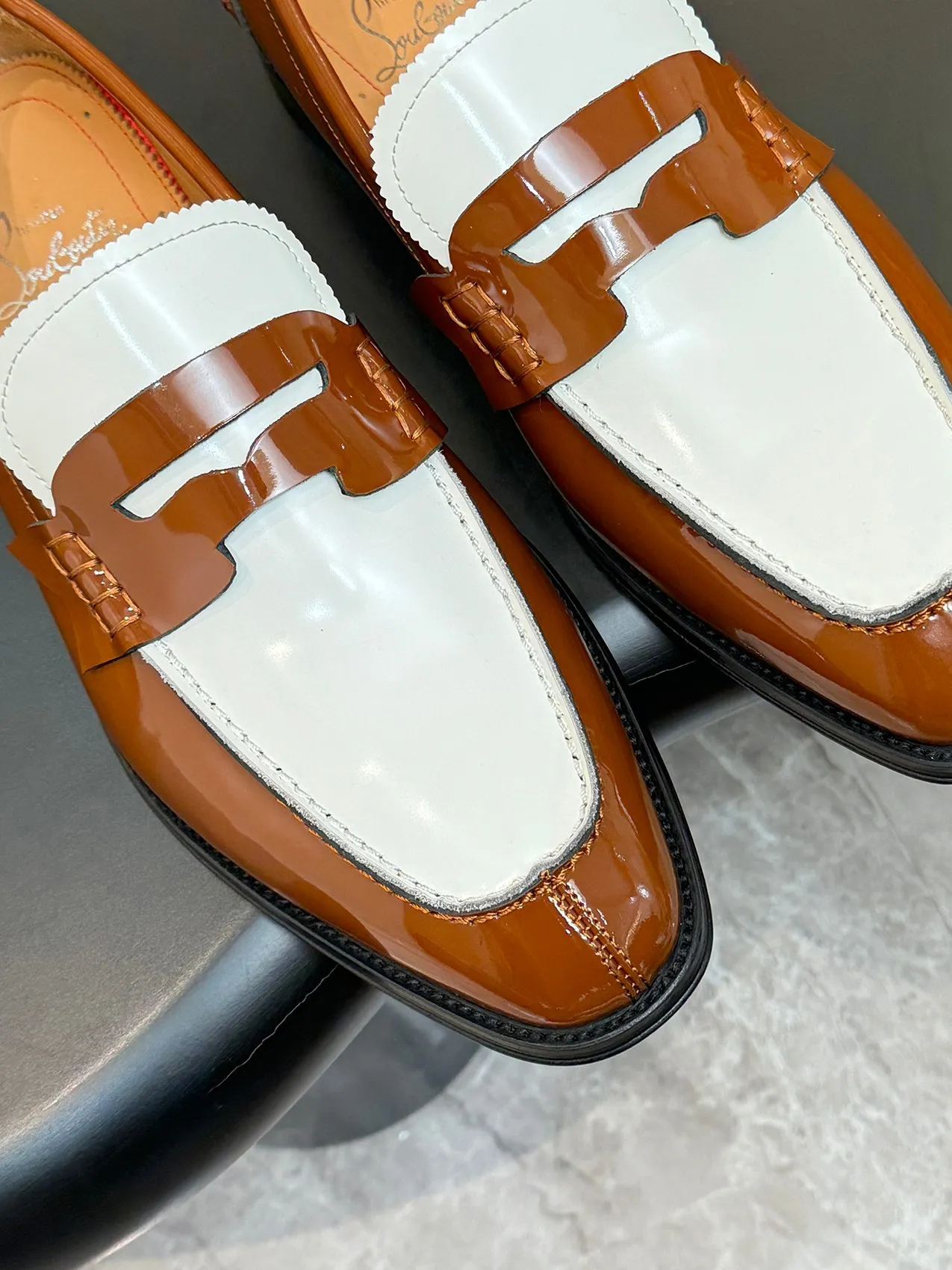 💰960 ••New real shots••CL～High-end men’s 👔Casual•loafers with red soles! ••🆑Genuine and top-quality goods from original orders ••✅💯 Purchase goods from top-quality original orders! Original imported patterned cowhide ➕Imported cowhide lining ➕Cowhide feet ➕Original leather outsole~🉑️Feel free to compare the authentic ones! Size: 39-44 (38.45.46.47 can be customized)